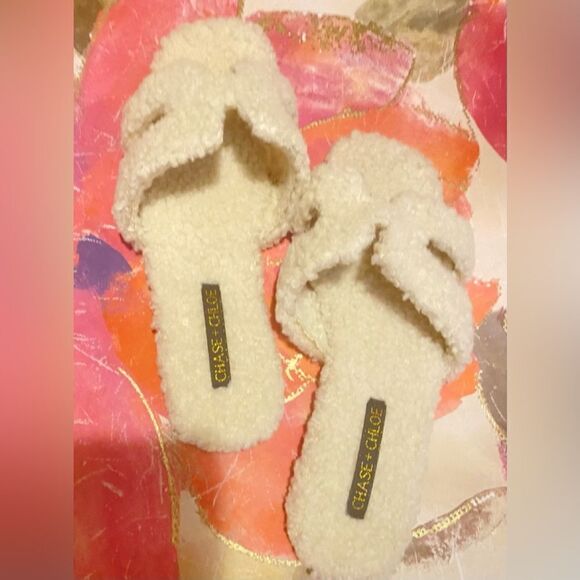 🛍️Chase +Chloe Beige size:9 Cosy Slippers feature a super cushy footed 💥 - Picture 5 of 7